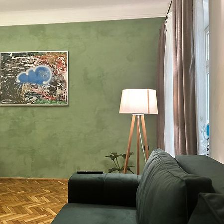 Art Apartment On Kylisha Str Lviv Bagian luar foto