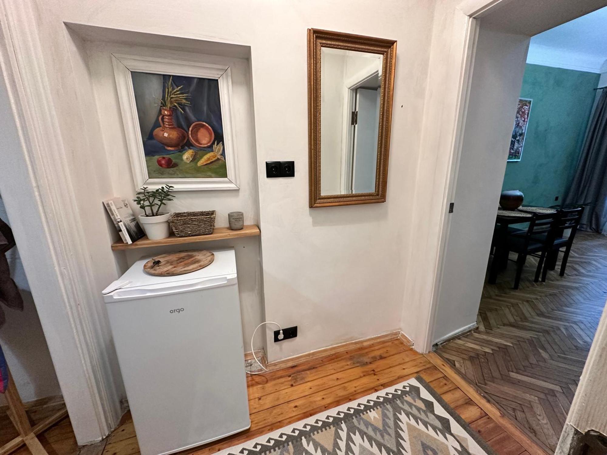 Art Apartment On Kylisha Str Lviv Bagian luar foto