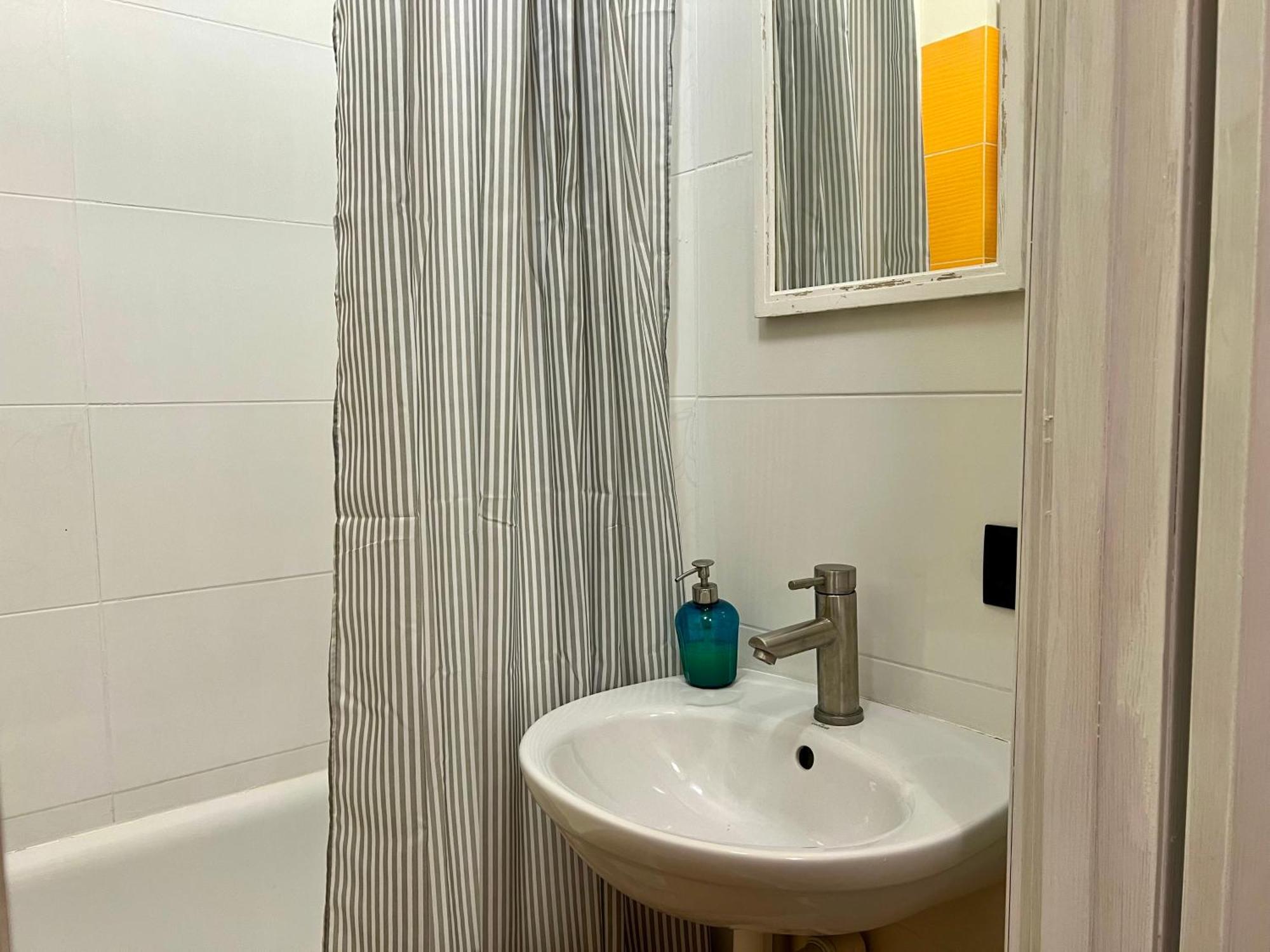 Art Apartment On Kylisha Str Lviv Bagian luar foto