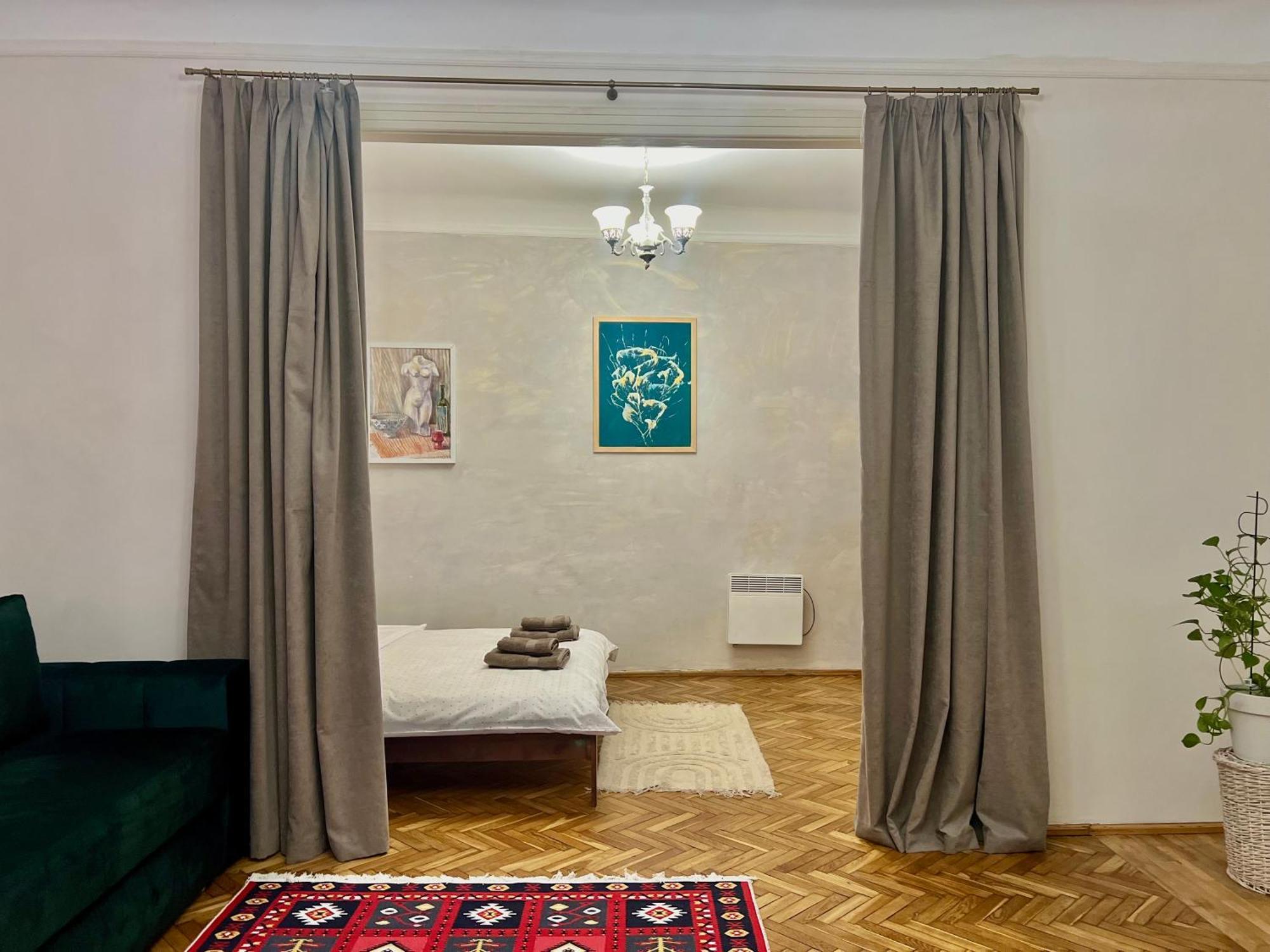 Art Apartment On Kylisha Str Lviv Bagian luar foto