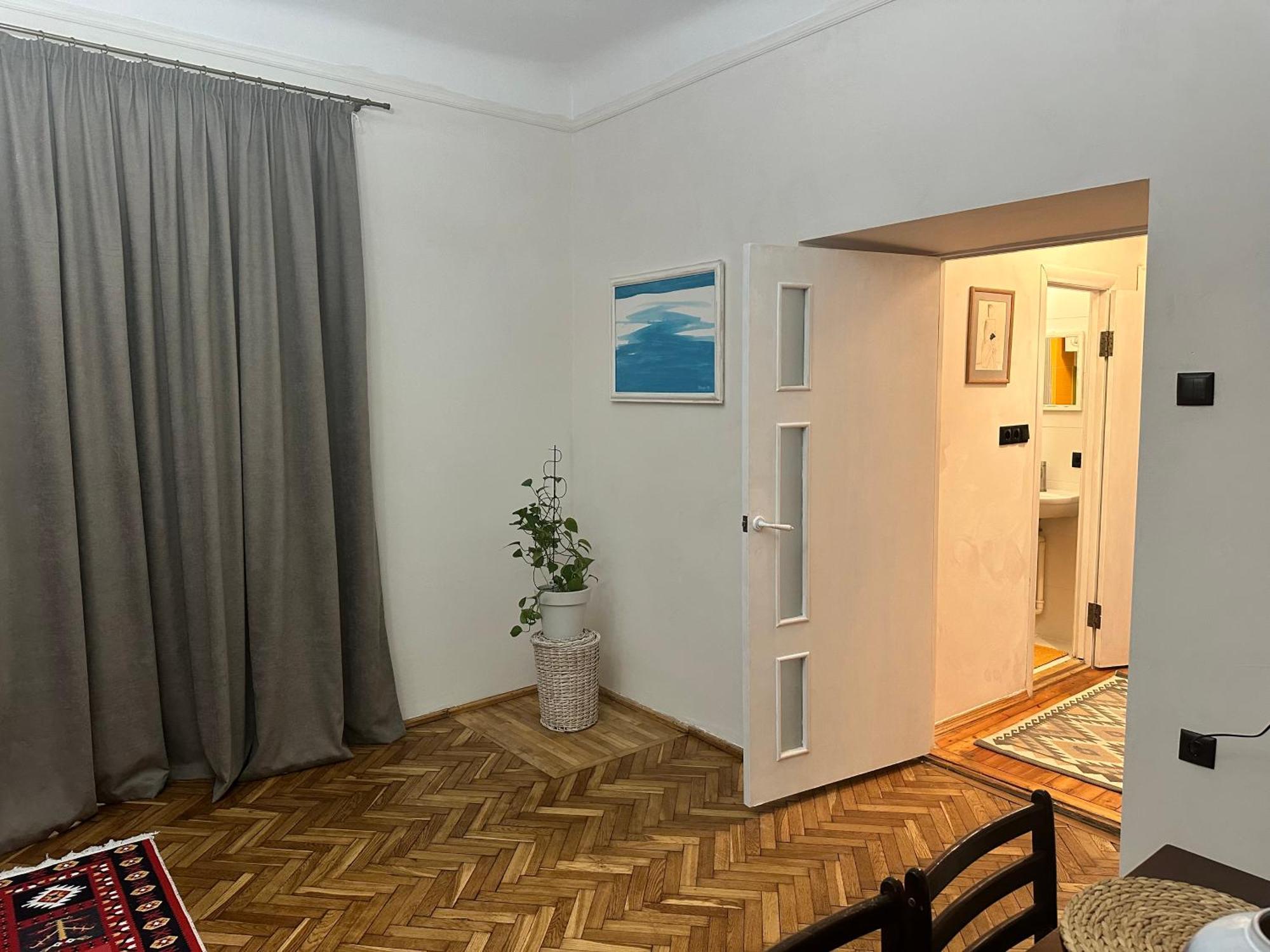 Art Apartment On Kylisha Str Lviv Bagian luar foto