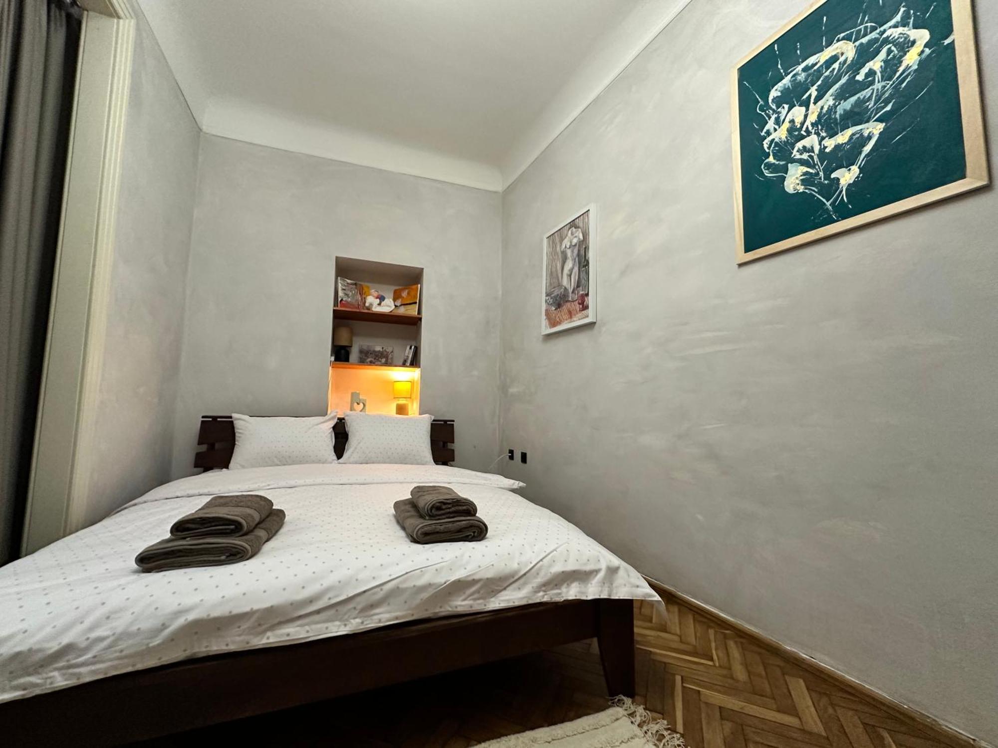 Art Apartment On Kylisha Str Lviv Bagian luar foto