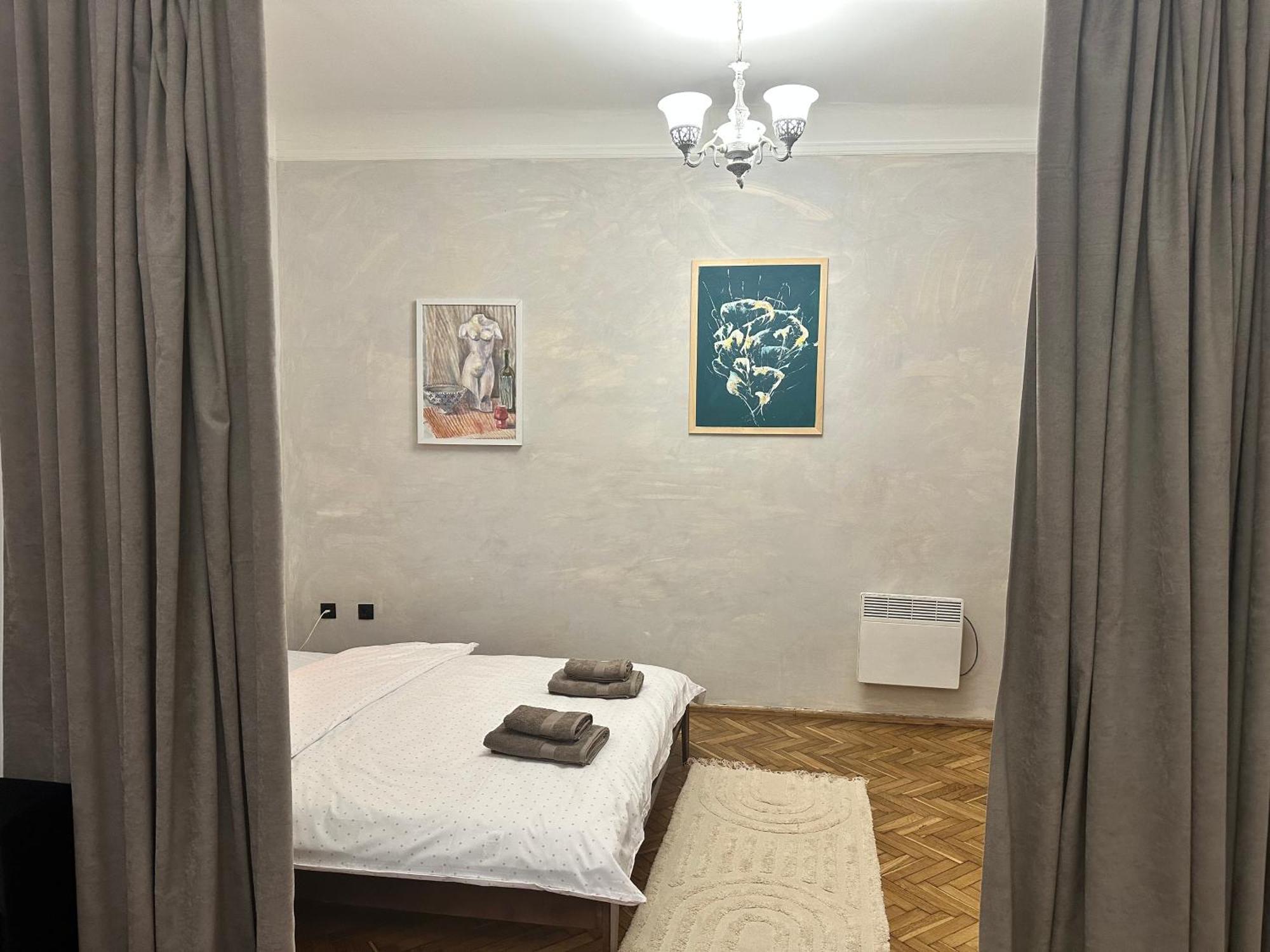 Art Apartment On Kylisha Str Lviv Bagian luar foto
